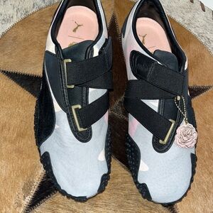 Puma Women's Black and Pink Mostro Sneakers-Make an Offer!!